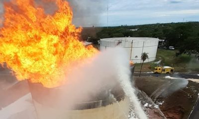 El incendio inicio en la madrugada de este domingo. Foto: Bomberos 132.