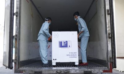 La OMS del sudeste asiático tuiteó fotos de los primeros envíos cargados en un camión en las instalaciones de fabricación de Serum en Pune. Foto OMS / Twitter