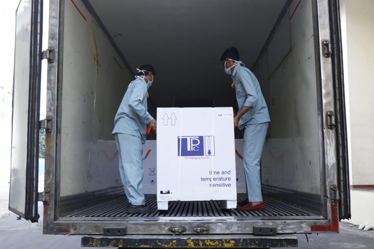 La OMS del sudeste asiático tuiteó fotos de los primeros envíos cargados en un camión en las instalaciones de fabricación de Serum en Pune. Foto OMS / Twitter