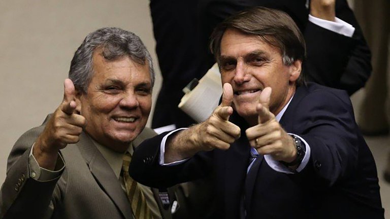 Durante la polémica por el decreto para portar armas. Foto: JairBolsonaro / Twitter