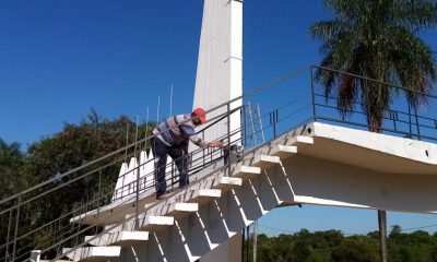 Se realizó la limpieza de superficies y la pintura de cordones de camineros y de la cruz doble. Foto: Gentileza.