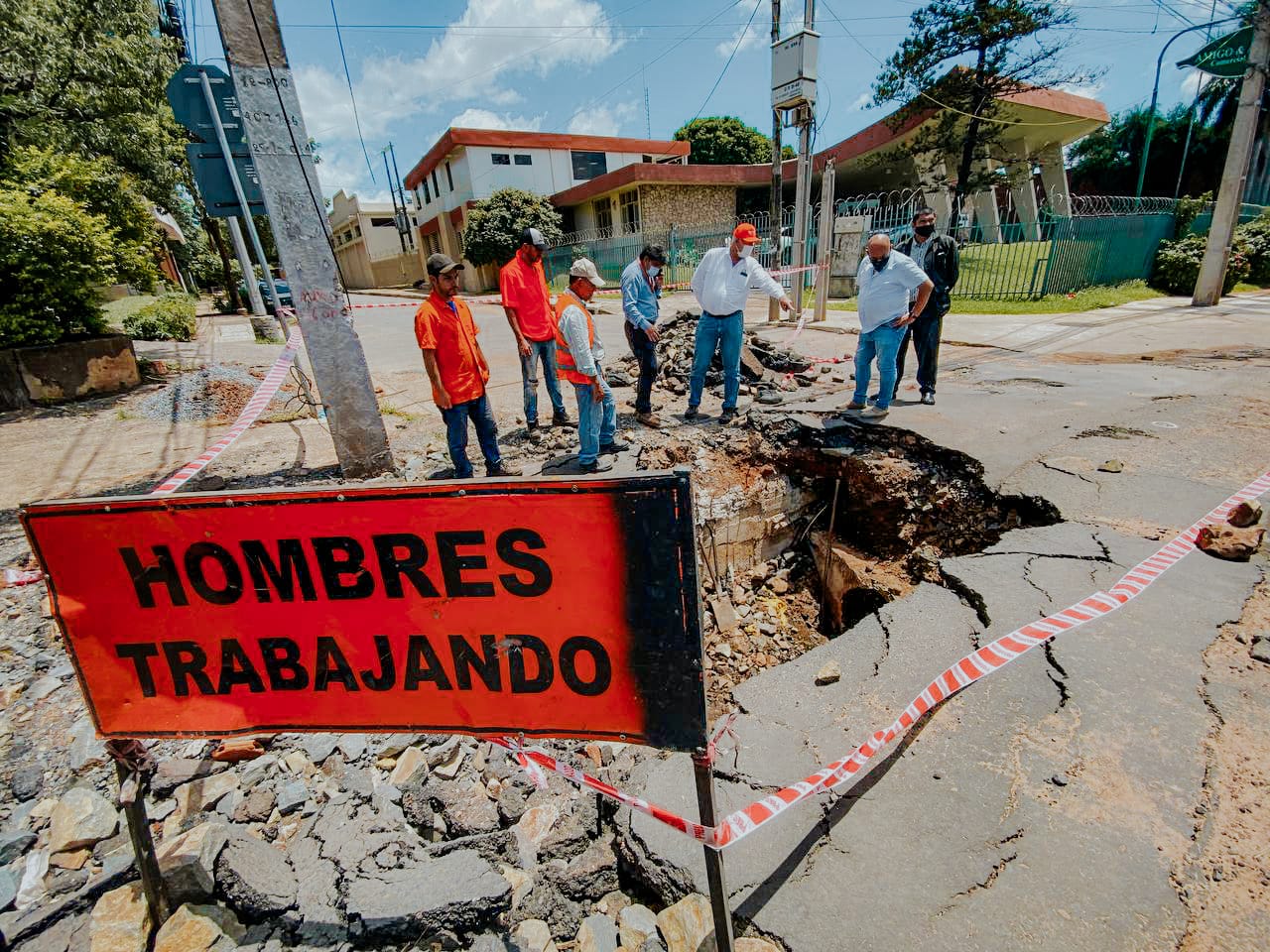 Técnicos del MOPC verifican uno de los puntos afectados por las últimas lluvias. Foto: Gentileza.