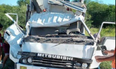 Así quedó el camión que volcó en plena ruta dejando dos víctimas fatales. Foto: Gentileza.