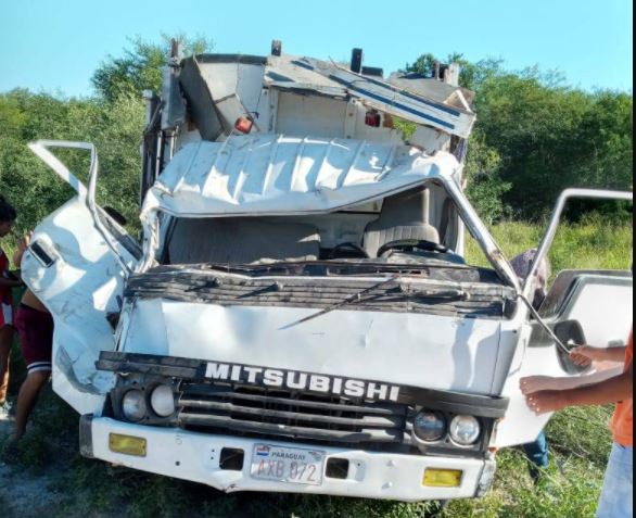 Así quedó el camión que volcó en plena ruta dejando dos víctimas fatales. Foto: Gentileza.