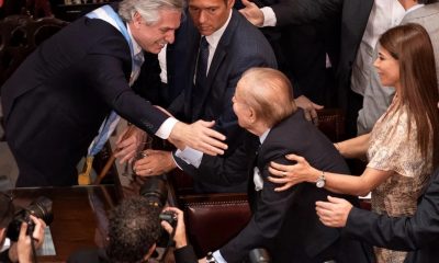 El presidente Alberto Fernandez saluda a Carlos Menen, 10 de diciembre de 2019. Foto: Clarín