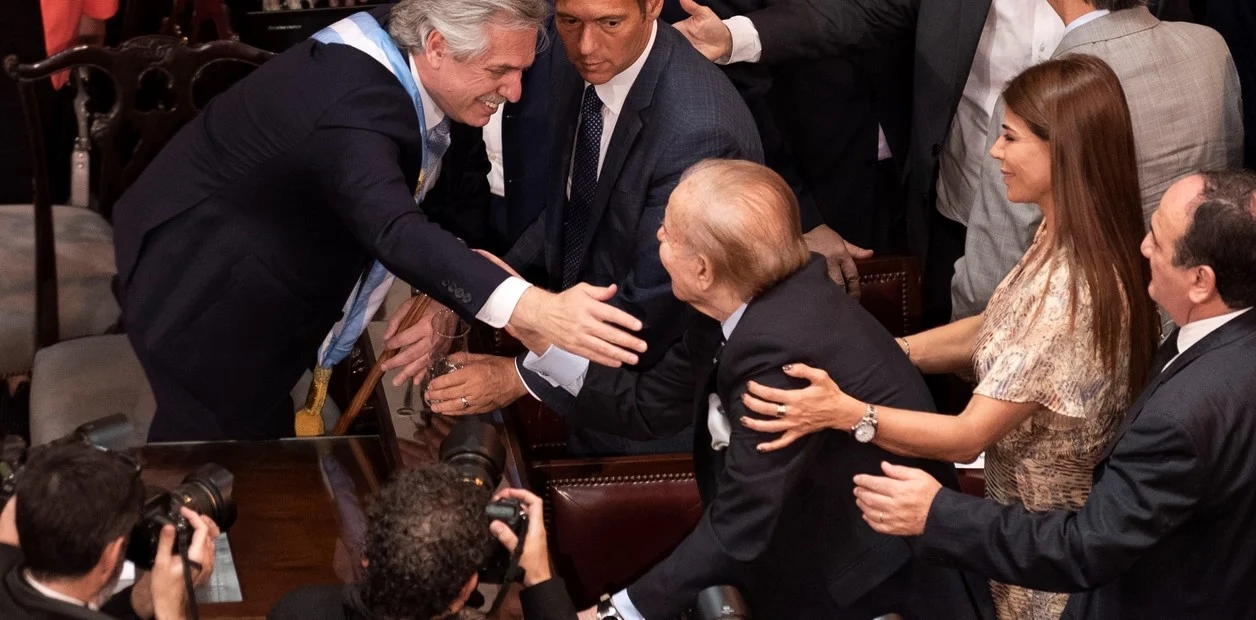 El presidente Alberto Fernandez saluda a Carlos Menen, 10 de diciembre de 2019. Foto: Clarín