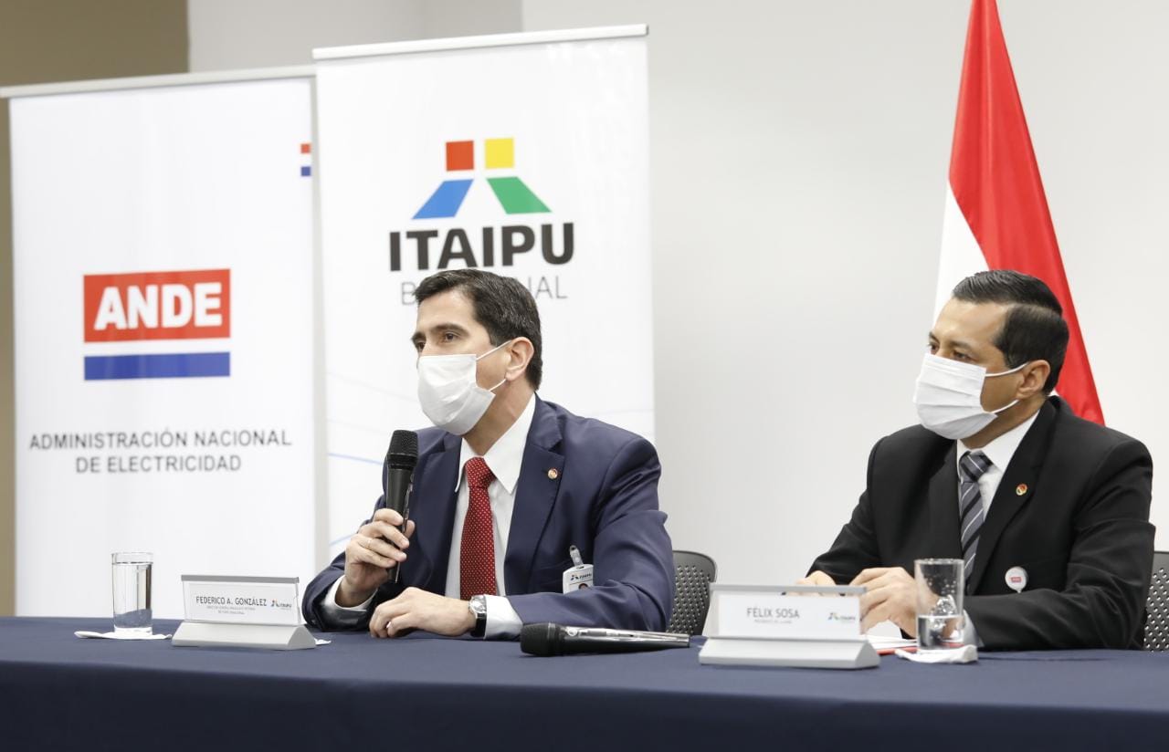 Federico A. González, director general paraguayo interino de la Binacional, y Félix Sosa, titular de la ANDE.