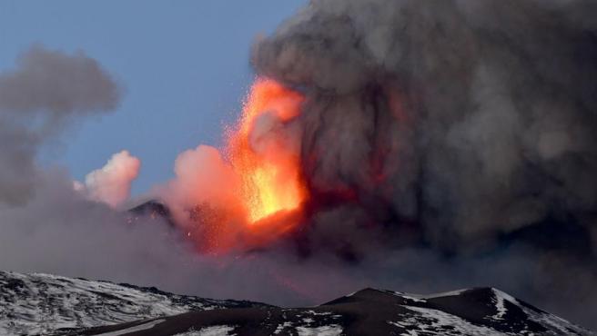 El volcán emite una columna de humo de más de un kilómetro de altura. Foto: 20minutos