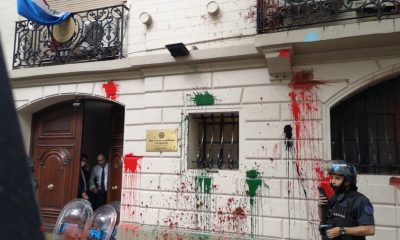 Manifestantes destrozaron la embajada de Paraguay en Argentina. Foto: Gentileza