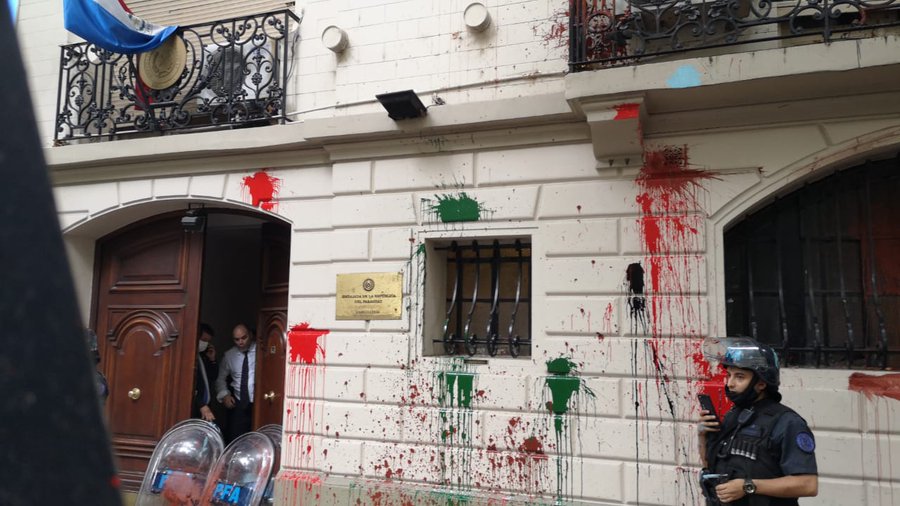 Manifestantes destrozaron la embajada de Paraguay en Argentina. Foto: Gentileza