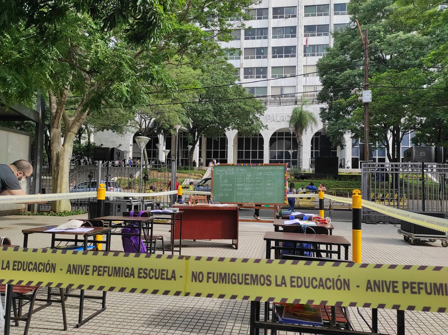 La Campaña “No fumiguen la educación, Anive Pefumiga” se presentó frente al Palacio de Justicia: Foto: escuelasfumigadas.org