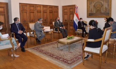 El canciller Euclides Acevedo con la comitiva del embajador In Shik Woo. Foto: IP