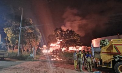 La planta central de Petropar se incendio en la madrugada del domingo. Foto: Bomberos 132