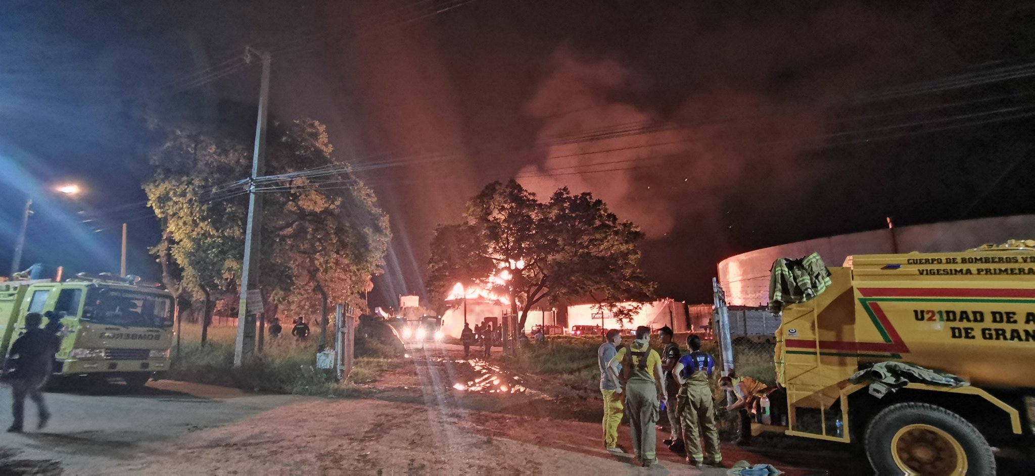 La planta central de Petropar se incendio en la madrugada del domingo. Foto: Bomberos 132