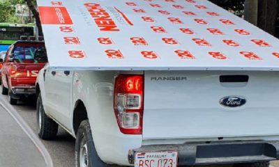 Camioneta sin logo de la Municipalidad de Asunción trasladando cartelería de campaña del Intendente. Foto: Twitter