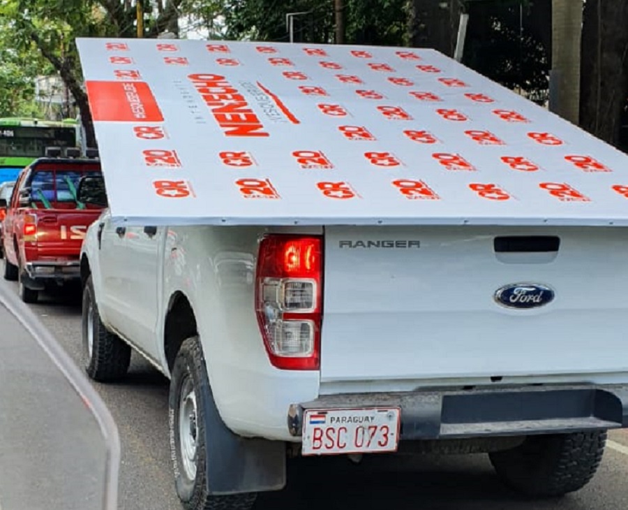 Camioneta sin logo de la Municipalidad de Asunción trasladando cartelería de campaña del Intendente. Foto: Twitter