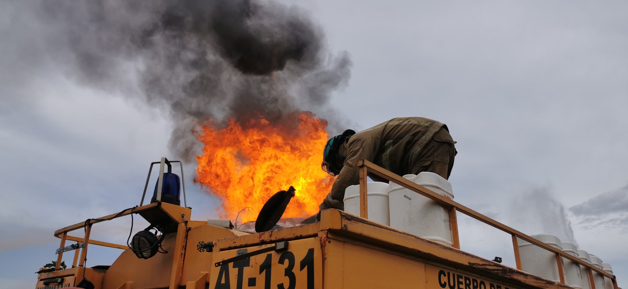 Los Bomberos continúan con intenso trabajo para intentar apagar el fuego. Foto: Bomberos 132