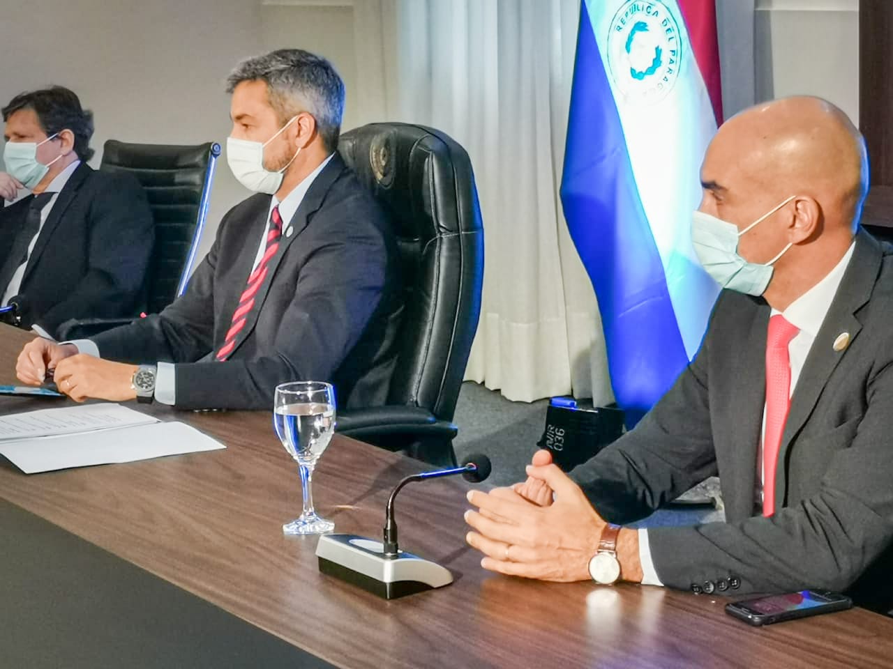 El presidente Mario Abdo con los ministros Euclides Acevedo y Julio Mazzoleni.