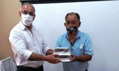 El doctor Carlos Barreto entregando las ampollas a Don Joel Oviedo. Foto: Gentileza.