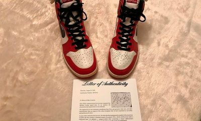 Las zapatillas con la carta que demuestra que la firma de Jordan es real. Foto: nicekicks.com