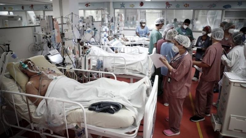 La demanda de atención de terapia intensiva no deja de crecer en Brasil. Foto: BBC