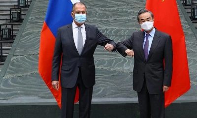 El ministro de RR. EE. ruso, Serguéi Lavrov (izqda.) y su homólogo chino, Wang Yi.