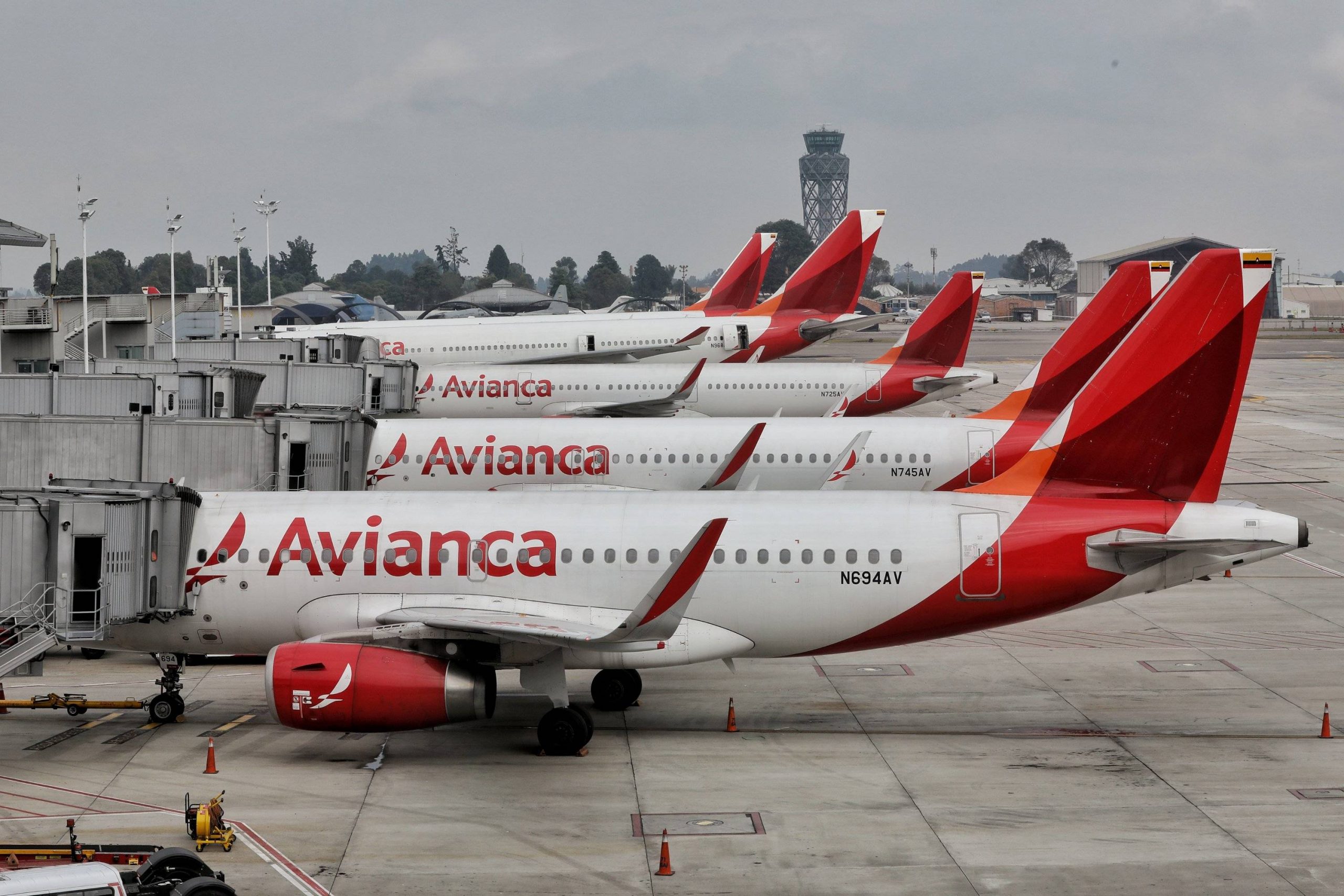 La aerolínea suspende como 20 rutas comerciales.