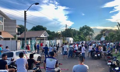 Los manifestantes frente a la vivienda de la ciudadana extranjera. Foto: Gentileza