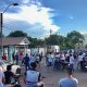 Los manifestantes frente a la vivienda de la ciudadana extranjera. Foto: Gentileza