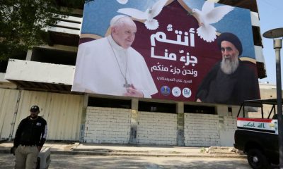 Una valla publicitaria muestra retratos del papa Francisco y el gran ayatolá Ali Sistani en Bagdad el 3 de marzo de 2021