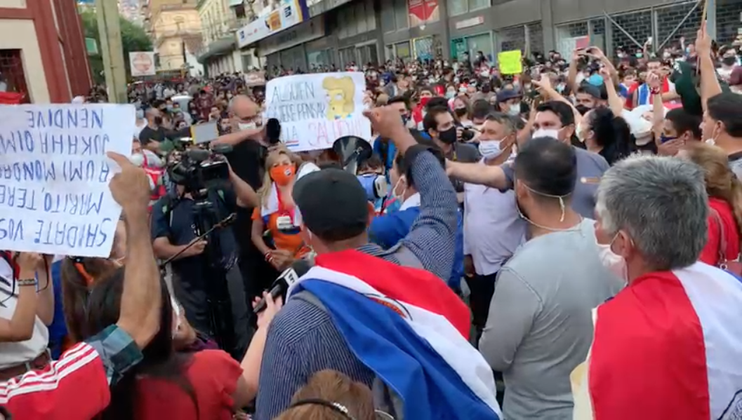 En plena pandemia, la gente salió a las calles a protestar en contra de la corrupción. (Gentileza)