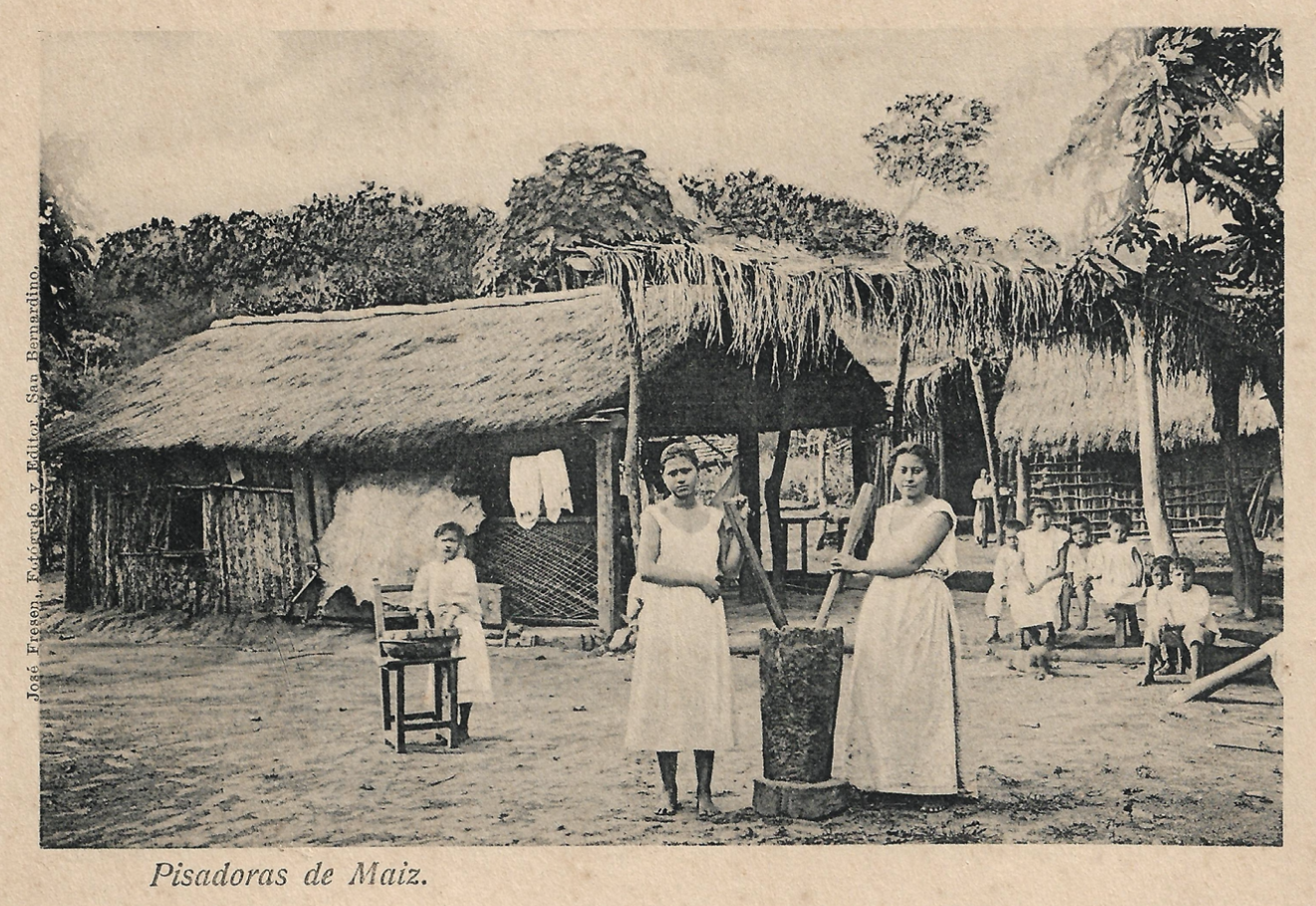 Mujeres pisando maíz. Postal de José Fresen. Colección del autor.