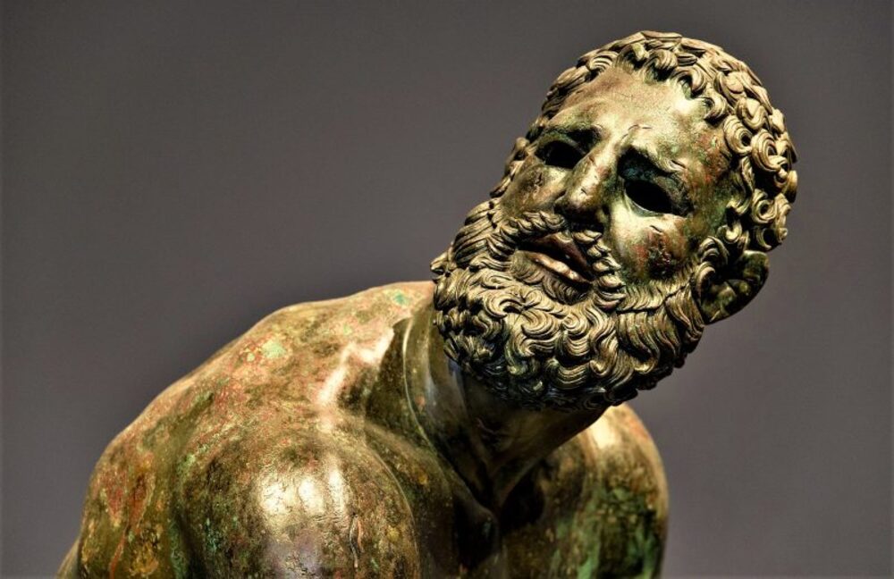 Detalle de escultura en bronce en el Palazzo Massimo alle Terme