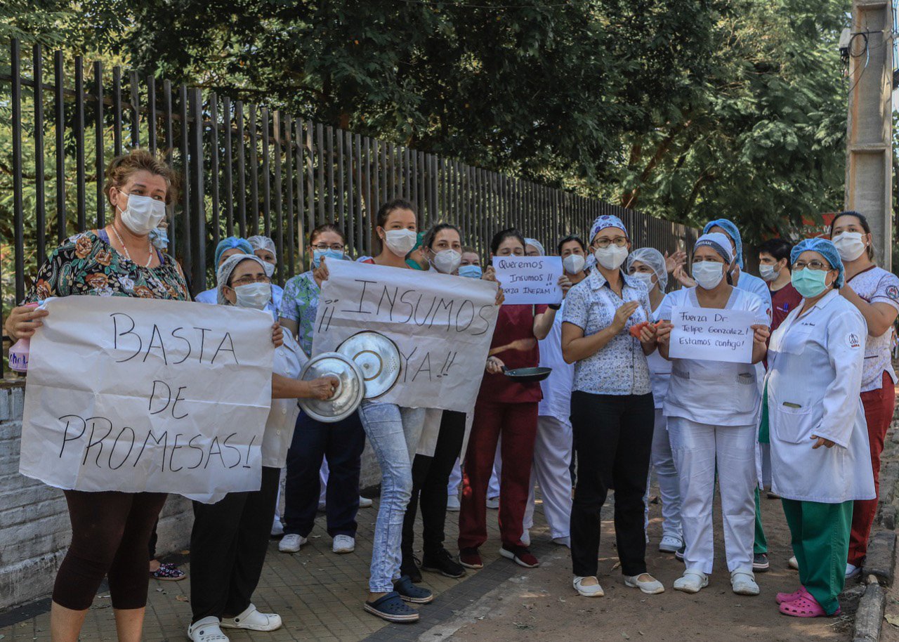 Enfermeras y familiares de pacientes de Ineram. Foto: Gentileza.