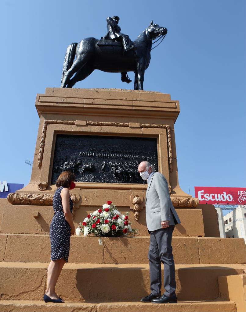 El ministro de Defensa, Baldo Prokurica, realizó este sábado una ofrenda floral. Foto: @bprokurica Twitter.