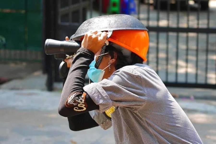 Las fuerzas de seguridad incrementan la represión y este viernes al menos dos manifestantes murieron en el centro del país. Foto: Aun Thura / Twitter