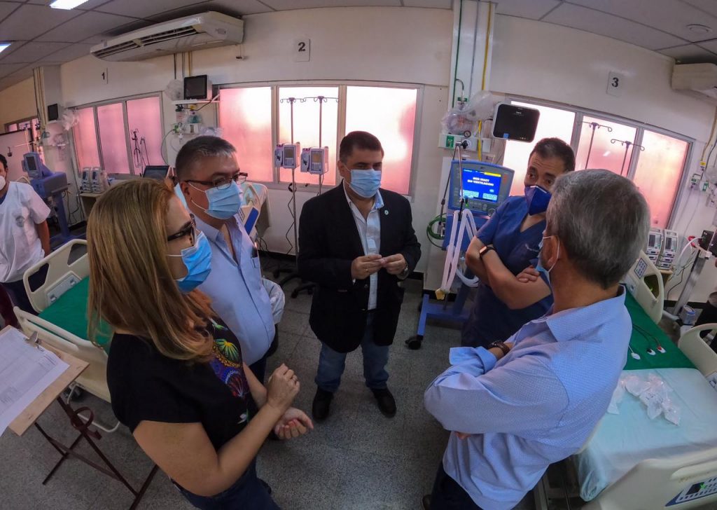 El ministro Julio Borba visitó el sector de UTI Adultos del Hospital de Clínicas. Foto: Gentileza.