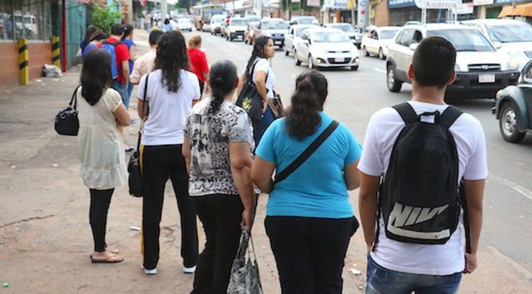 Cientos de usuarios sufren diariamente a causa de la falta de buses del transporte público. Foto: Radio 1.000.