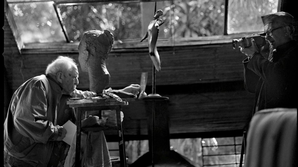 Hermann Guggiari en su taller, entrevistado por el cineasta Dominique Dubosc. Foto de Javier Medina Verdolini