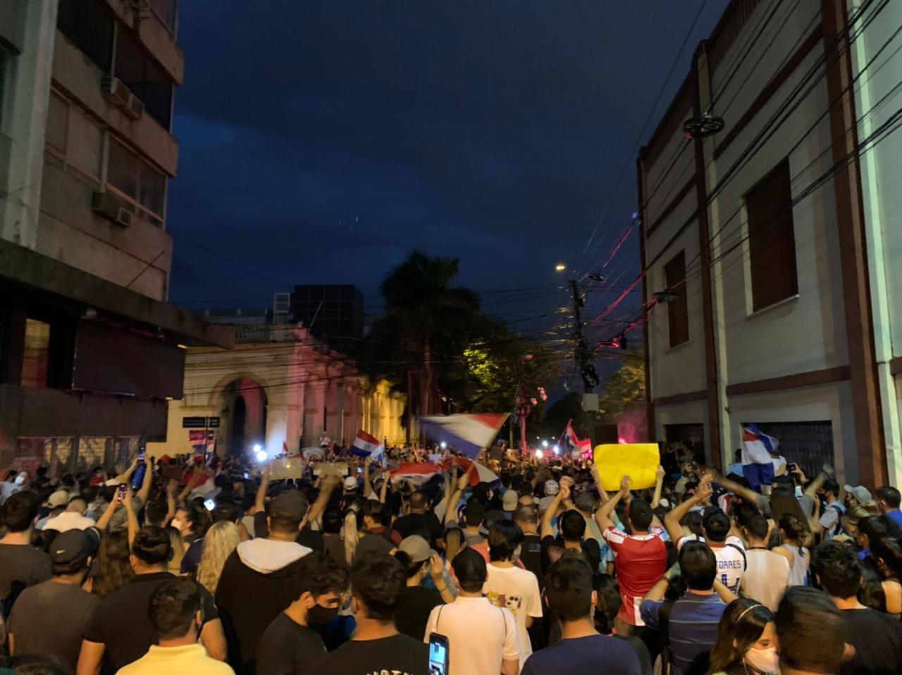 Manifestación se convirtió en verdadera batalla campal. Foto: Andrés Ovelar.