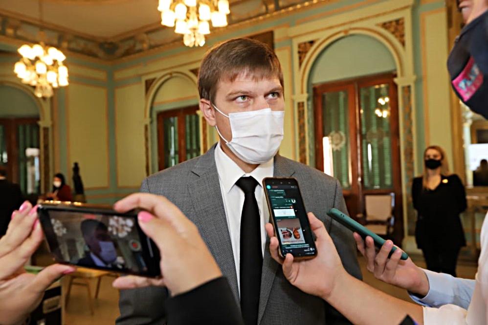 Juan Manuel Brunetti, ministro de Educación, habló con los medios de prensa. (Foto: IP Paraguay).