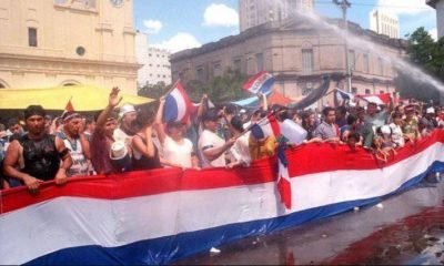 Jóvenes frente a la Catedral Metropolitana de Asunción durante el Marzo Paraguayo. Foto: Internet.
