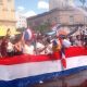 Jóvenes frente a la Catedral Metropolitana de Asunción durante el Marzo Paraguayo. Foto: Internet.