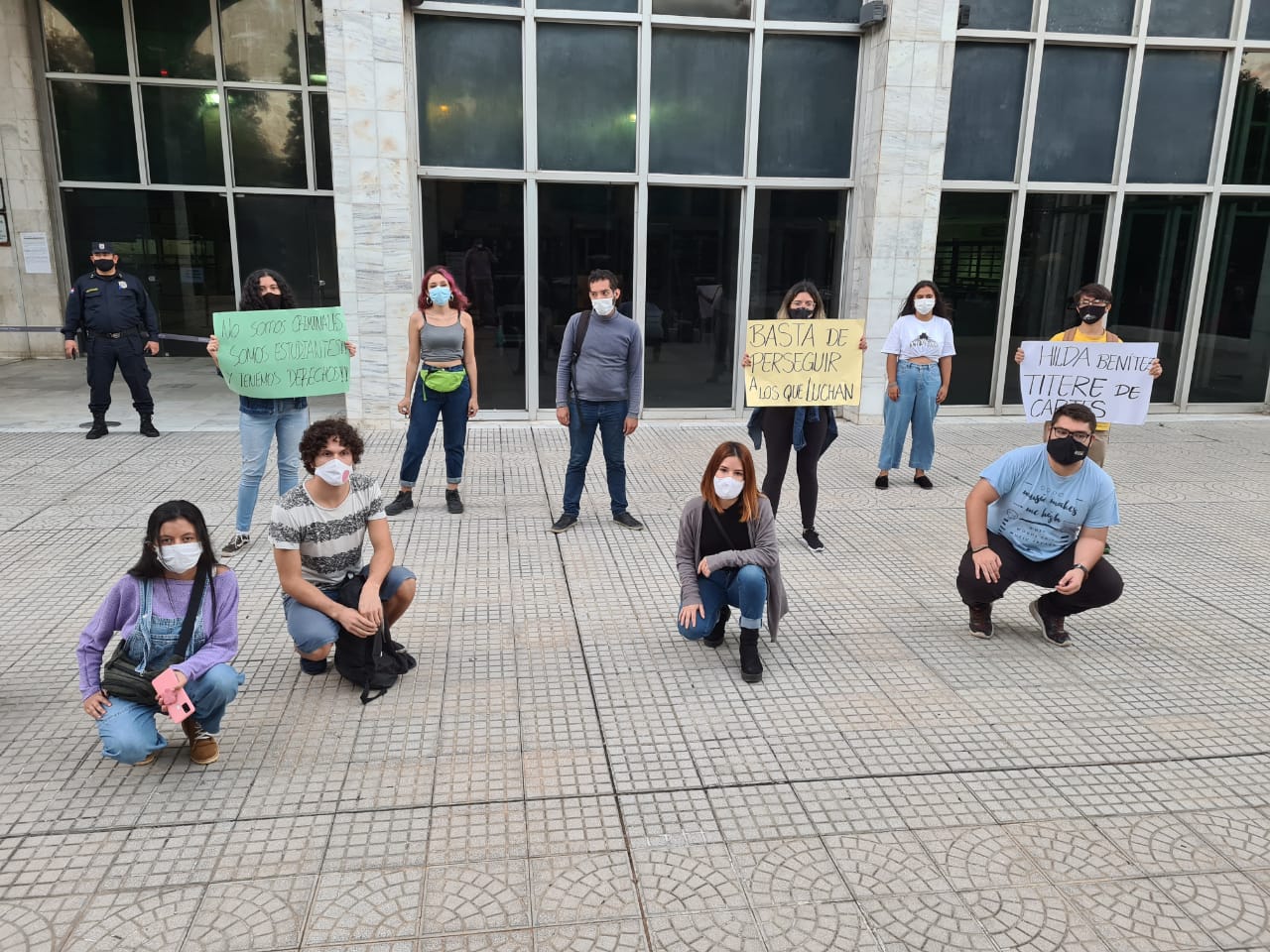 Jóvenes repudiaron la semana pasada frente al Palacio de Justicia de detención. Foto: Gentileza.