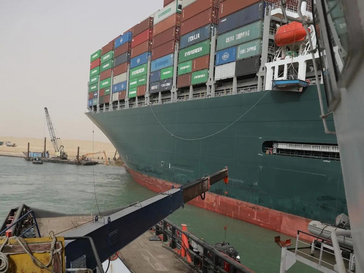 Atasco en el canal de Suez. Foto: Business Insider.