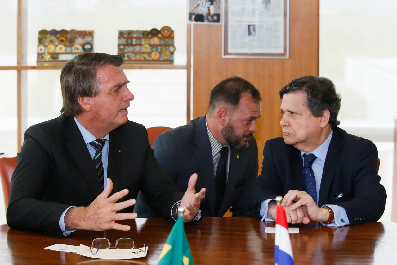 Sin protocolo sanitario: El presidente Jair Bolsonaro y el ministro paraguayo Euclides Acevedo, sin protección pese a que en ambos países hay récord de contagios y muertes por Covid-19