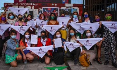 Las aspirantes de todo Chile firmaron un compromiso para poner en marcha ciudades feministas. Foto: bibiochile.cl