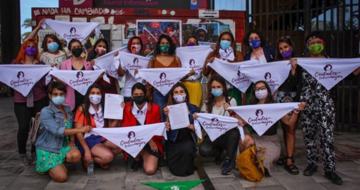 Las aspirantes de todo Chile firmaron un compromiso para poner en marcha ciudades feministas. Foto: bibiochile.cl