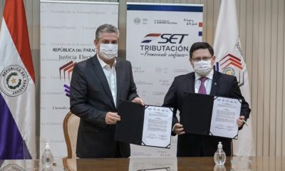 El presidente del TSJE, Jaime Bestard, y el viceministro de la SET, Óscar Orué, firmaron el convenio para el control del financiamiento político. Foto: Hacienda.