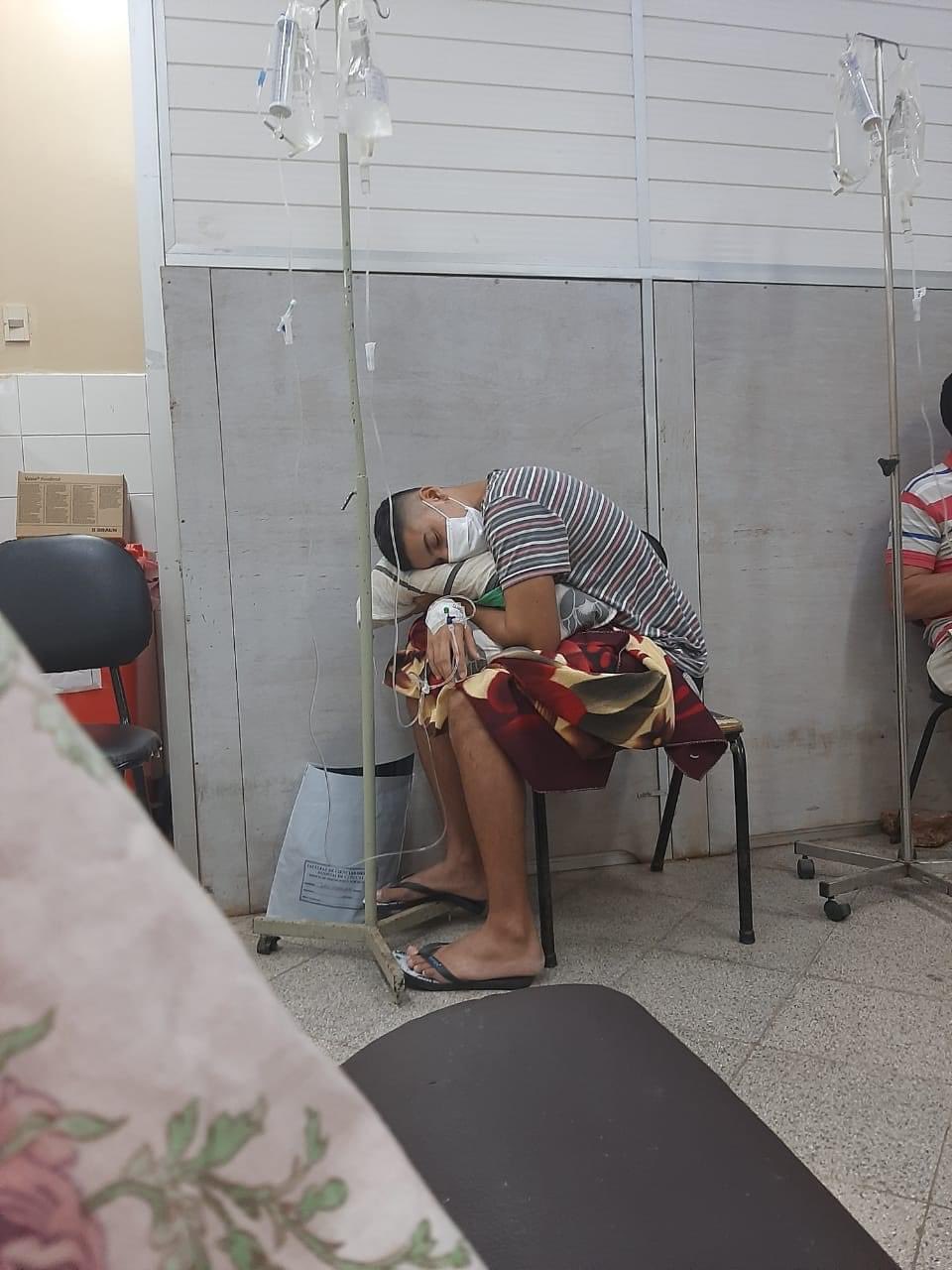 Esta imagen se hizo viral en redes sociales, donde muestra como se encuentran los pacientes esperando por una cama en el Hospital de Clínicas.